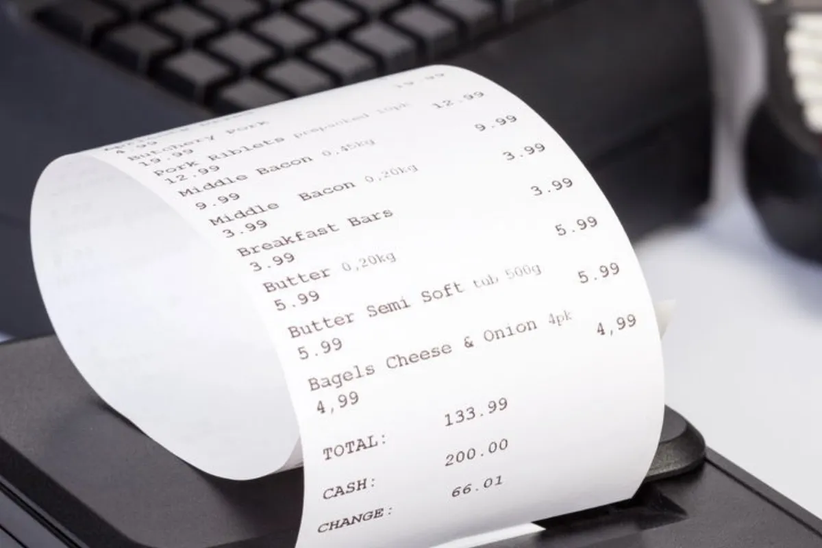 Comanda impressa na impressora térmica do balcão do restaurante, com o papel saindo da máquina